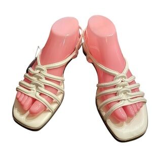 Seychelles women’s white sandals. Memory foam conforms to foot. NWOT Sz 7